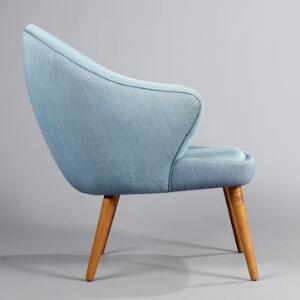 Flemming Lassen, stil Let lænestol med svungne armlæn, betrukket med blå uld, ben af eg.