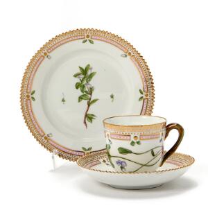 Flora Danica et par kaffekopper samt sidetallerken af porcelæn. 3597 og 3551. Royal Copenhagen. Diam. 17 cm. 2