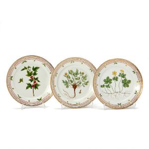 Flora Danica tre frokosttallerkener af porcelæn. 3572. Royal Copenhagen. Diam. 22 cm. 3
