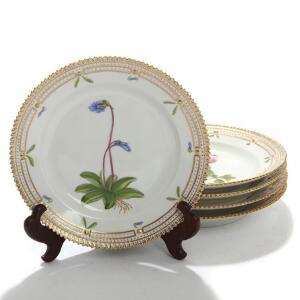 Flora Danica. Fem tallerkener af porcelæn, Kgl. P., dekorerede i overglasurfarver og guld med blomster. Nr. 3573. Diam. 19,5. 5