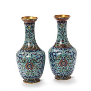 Et par kinesiske cloisonné vaser, dekorerede i farver med flagermus, druer, blomster m.m. 20. årh. H. 33,5 cm. 2