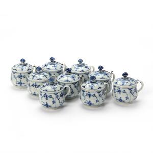 Musselmalet ni cremekopper af porcelæn, dekorerede i underglasur blå. Den Kongelige porcelainsfabrik. 18. årh. 9