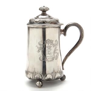Lågkrus af sølv, delvis drevet og graveret korpus prydet med Frederik VIIs kronede monogram. Mester A. Michelsen, København 1851. Vægt ca. 375 gr. H. 19 cm.
