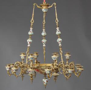 Fransk lysekrone med 18 lysarme og et par trearmede lampetter af forgyldt bronze og porcelæn dekoreret i kinesisk stil. 20. årh. H. 73. Diam. 68. 3