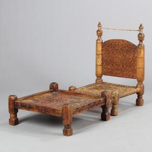 Stol og kvadratisk bord af rigt udskåret træ, prydet med carvesnit, sæde med rørflet. Mellemøsten. Ca. 1900. Bord H. 18. L. 53. B. 53. 2