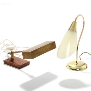 Dansk design Bordlampe af messing med justérbar lysarm samt bordlampe med stel af messing med frostet glasskærm. H. 35. 2