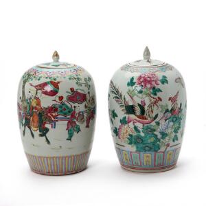 Et par lågbojaner af porcelæn, dekorerede i farver. Kina, 19. årh. H. 34 cm. 2
