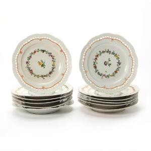 Perlestellet 12 tallerkener med gennembrudt bort af porcelæn. 18. årh. Den Kongelige Porcelainsfabrik. Diam. 25 cm. 12