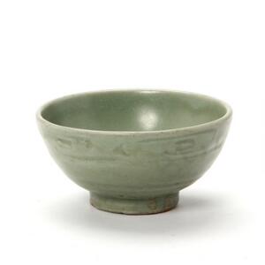 Kinesisk skål af keramik dekoreret i celadon glasur med skrifttegn og ornamentik. Ming 1368-1644. Diam. 14 cm.
