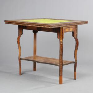 Orientalsk spillebord af frugttræ, rigt dekoreret med intarsia i perlemor, lyst og mørkt træ. 20. årh. H. 83. L. 80. B. 4181.