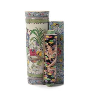 Kinesisk tredelt vase af porcelæn, dekoreret i farver. Republik før 1949. H. 28 cm.