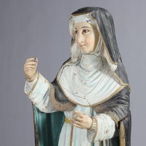Nonne. Figur af udskåret og bemalet træ. 19. årh. H. 142.