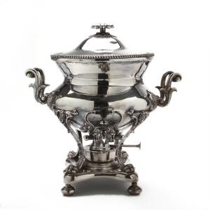 Vaseformet samovar af pletsølv. Omkr. 1900. H. 40 cm.