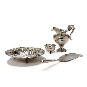 En samling på fire dele sølv, bestående af skål, saltkar, flødekande og fiskespade. Vægt ekskl. flødekande 371 gr. H. 4,5-16 cm. 4