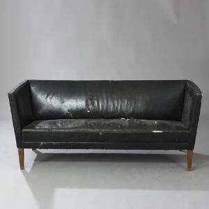 Grete Jalk Fritstående tre-pers. sofa med ben af bejdset bøg, betræk af sort skind. Udført hos snedkermester Vagn Nielsen.