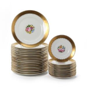 Broget buket tallerkener af porcelæn, dekoreret med blomster og bort af guld. Royal Copenhagen. 29