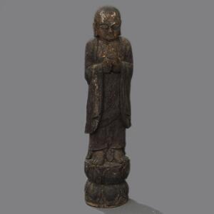 Kinesisk figur af udskåret og forgyldt træ i form af munk. H. 121 cm.