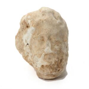 Romersk hoved af marmor forestillende skægget mand med krans om hovedet. Romersk kejsertid. H. 14,5 cm. L. 15 cm.