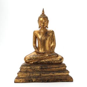 Siam Buddha af forgyldt brændt ler, siddende i mediterende stilling. 20. årh. H. 49 cm.