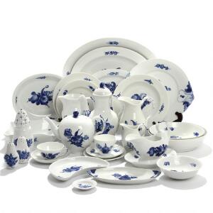 Blå blomst flettet. Kaffe- spisestel af porcelæn, dekoreret i underglasur blå, Kgl. P., bestående af 120 dele. 120