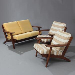 Hans J. Wegner Dagligstue bestående af to-personers sofa og to hvilestole med stel af mørk eg. Model GE 290. Udført hos Getama. 3