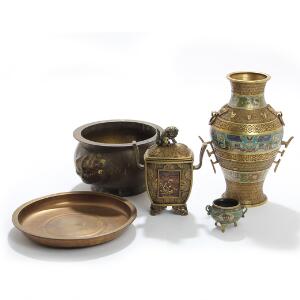 Skål, fad, urne, kar og vase af metal, rigt støbt med ornamentik. To dele prydet med cloisonné arbejde. 20. årh. H. 4-30. 5