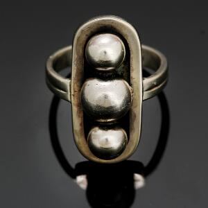 H. S.  Mathiesen Ring af sølv, prydet med tre kugler. Str. 53.