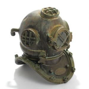 Amerikansk dykkerhjelm af kobber og messing. Mærket US Navy Diving Helmet, Mark 5, Morse Diving Equipment, Boston, Mass. H. 46.