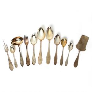 Samling finsk sølv bestående af skeer, gafler og serveringsdele i to mønstre. Diverse mestre. 20. årh. Vægt 1850 gr. 651
