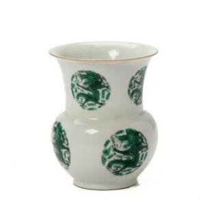 Kinesisk vase af porcelæn med trumpet formet top, dekoreret med drager i grønt formet som rosetter. Mærket Daoguang 1820-1851. H. 9,5 cm.