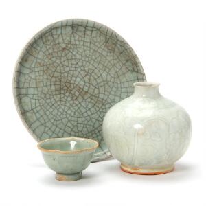 Samling celadon glaceret porcelæn bestående af lille fad, kop samt globulær vase. Kina, ca. 10.-20. årh. Diam. 8-21 cm. H. 12 cm. 3