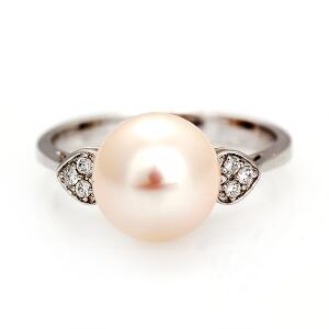Perle- og diamantring af 14 kt. hvidguld prydet med South Sea kulturperle flankeret af brillantslebne diamanter. Str. 54,5.