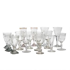 Et par tyske barok spidsglas slebet med våben, to schlesisk vinglas med slibning, tre Louis XVI vinglas, endvidere medfølger 8 vinglas. 18.-19. årh. H. 11,5-15.