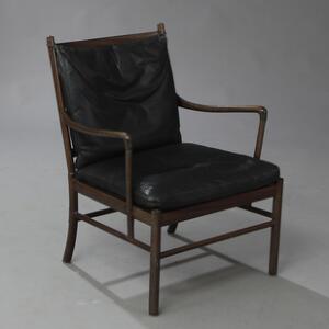 Ole Wanscher Colonial. Armstol af mørkpoleret mahogni. Løse hynder i sæde og ryg betrukket med sort skind. Model PJ-149.