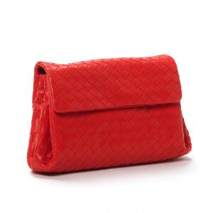 Bottega Veneta Clutch af rødt flettet skind. L. 24 x 16 cm. Fremstår ubrugt. Original æske medfølger.