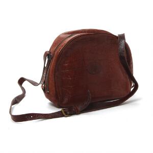 Mulberry Skuldertaske i halvrund form af brunt præget læder. Mulberry logo på forsiden samt ternet foer. Ca. 25 x 8 x 21 cm.