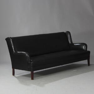 Frits Henningsen, tilskrevet Fritstående tre-pers. sofa opsat på ben af mørkbejdset bøg. Sider, sæde samt ryg betrukket med sort skind. L. 205.