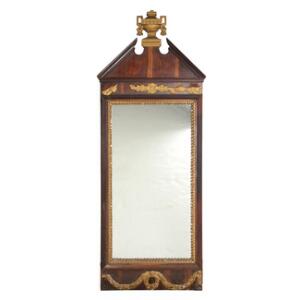 Dansk Louis XVI spejl i ramme af mahogni, prydet med vase, tandsnit og perlestaf af guldbronzeret træ og gips. 18. årh.s slutning. H. 142. B. 52,5.