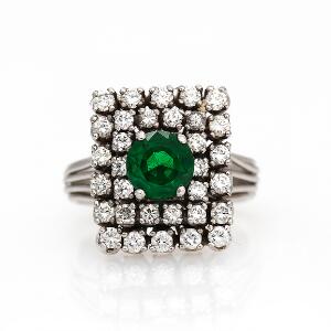 Smaragd- og diamantring af 8 kt. hvidguld prydet med facetslebet smaragd omkranset af talrige brillantslebne diamanter. Str. 55.