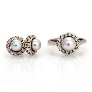 Perle-og diamantsmykkesæt af 14 kt. hvidguld bestående af ring og ørestikker hver prydet med kulturperle omkranset med talrige brillantslebne diamanter. Str. 52