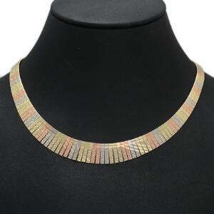 Halscollier af 14 kt. trefarvet guld med præget mønster. L. ca. 38 cm. Vægt 29,5 g.