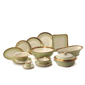 Dagmar middagsservice af porcelæn, dekoreret i grønt og guld. Royal Copenhagen. 178