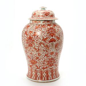 Kinesisk lågkrukke af porcelæn dekoreret i jernrødt ornamentik og langlivstegn. Daoguang, ca. 1850. H. 44 cm.