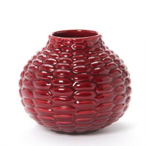 Axel Salto Vase af lertøj modelleret i knoppet stil. Dekoreret med rød glasur. Udført og stemplet hos P. Ipsens Enke. H. 17.
