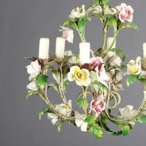 Fransk lysekrone med stel af bemalet metal prydet med pousserede blomster af porcelæn, seks svungne lysarme. 20. årh. H. 78. Diam. 45.