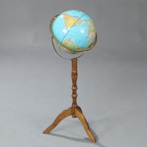 Amerikansk biblioteksglobus med gyroophæng. Crams Imperial World Globe, Indianapolis, U.S.A.. Ca. 1980. Diam. globe 30 cm12. H. 88.