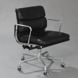 Charles Eames Soft Pad Chair. Kontorstol med drejesokkel og stel af forkromet aluminium. Sæde og ryg betrukket med sort skind. Model EA 434.