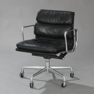 Charles Eames Soft Pad Chair. Kontorstol med drejesokkel og stel af forkromet aluminium. Sæde og ryg betrukket med sort skind. Model EA 434.