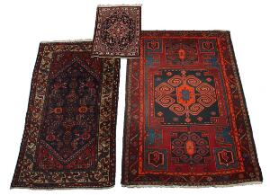 Tre persiske tæpper i form af Jozan forligger, Hamadan og Zindjan. Persien. 20. årh. 90 x 62, 188 x 103 og 206 x 138. 3