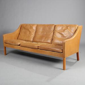 Børge Mogensen Fritstående tre-personers sofa med ben af kirsebær, betrukket med brunt skind. Udført hos Fredericia Stolefabrik. L. 186.